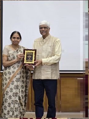 Presentation of the memento to the speaker by the President, WAST
