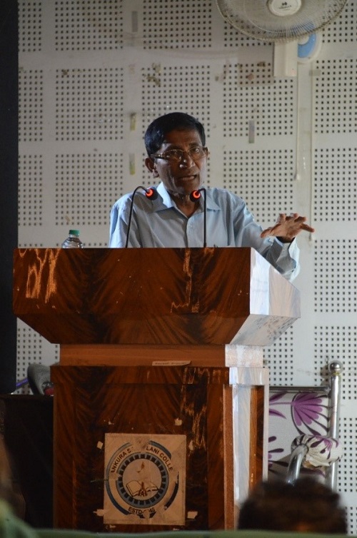 Prof. Pravash Chakraborti felicitating the speaker