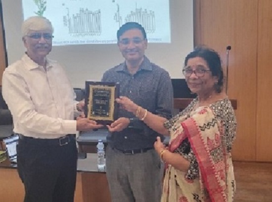 Prof. Pravash Chakraborti felicitating the speaker
